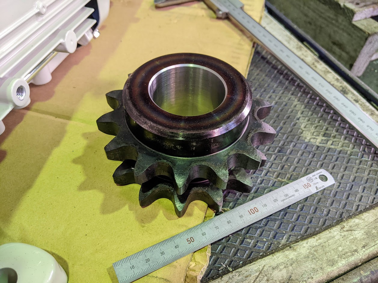 標準2列のスプロケットに穴とキー溝加工を実施。