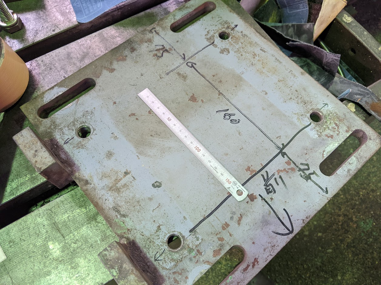 現物モーターに取りついていた土台。取付位置を新品モーターに合わせます。