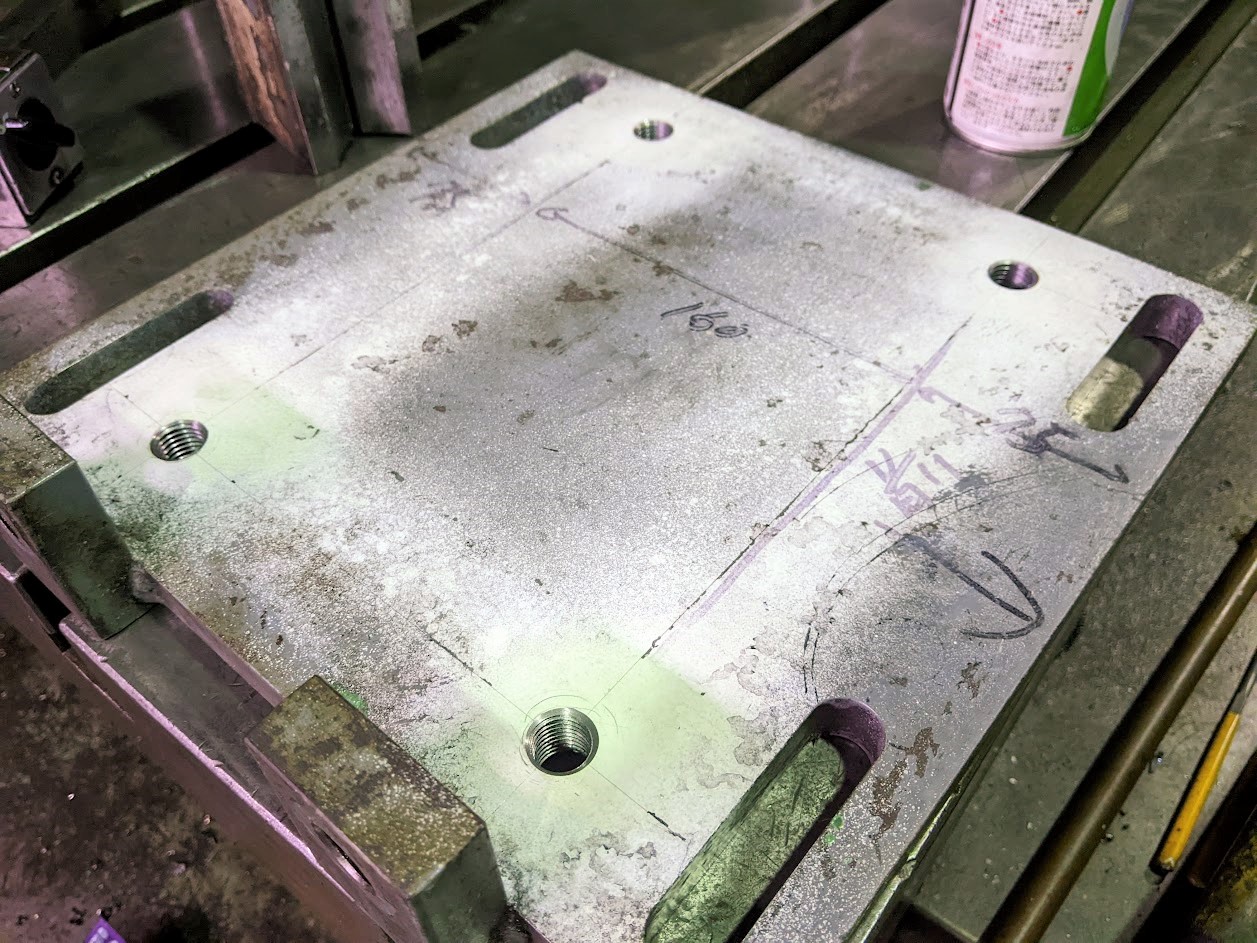 古いタップ穴を溶接で埋め、表面をキレイにして新しくタップを立て直しました。