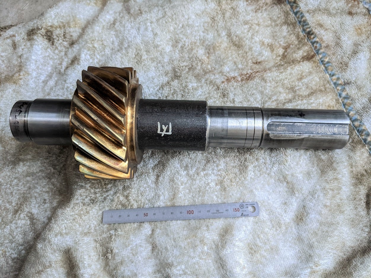 歯切り・仕上げ加工したアルミ青銅鋳物のネジ歯車を軸に焼き嵌め。