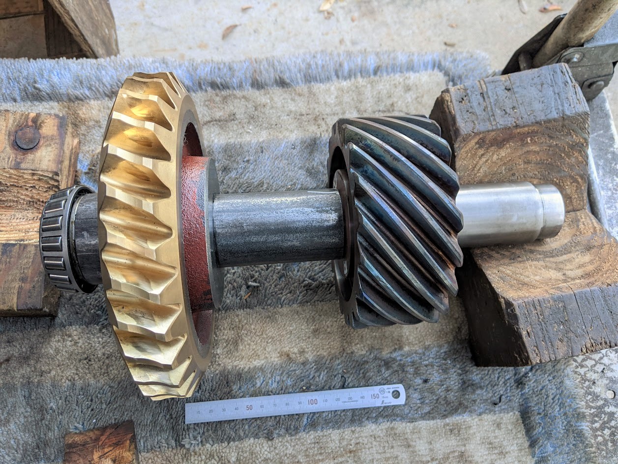 ウォームホイール軸に歯切り・仕上げ加工した合金鋼のネジ歯車を焼き嵌め。