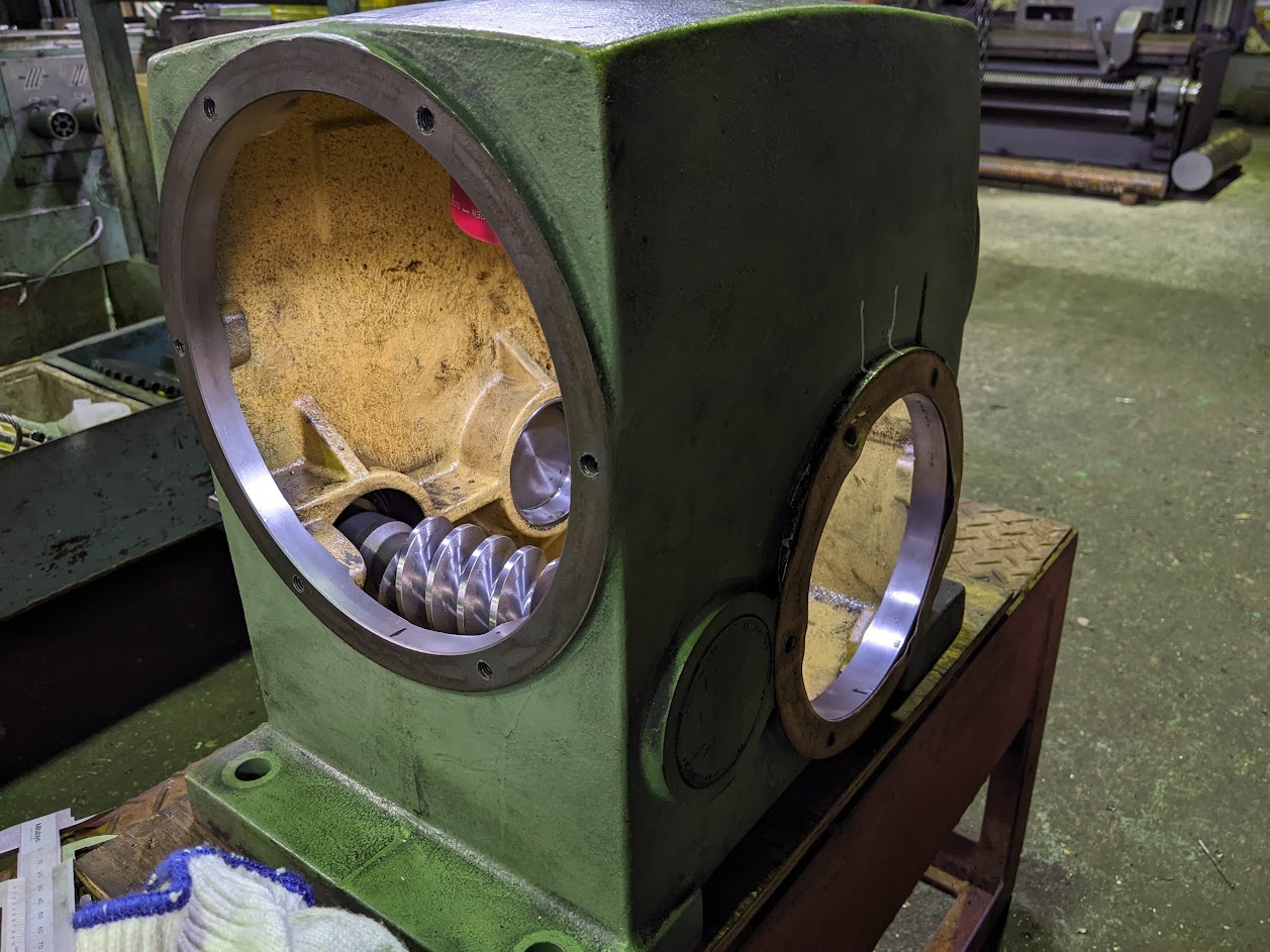 減速機に分解したパーツと新作したネジ歯車を丁寧に組み戻して行きます。