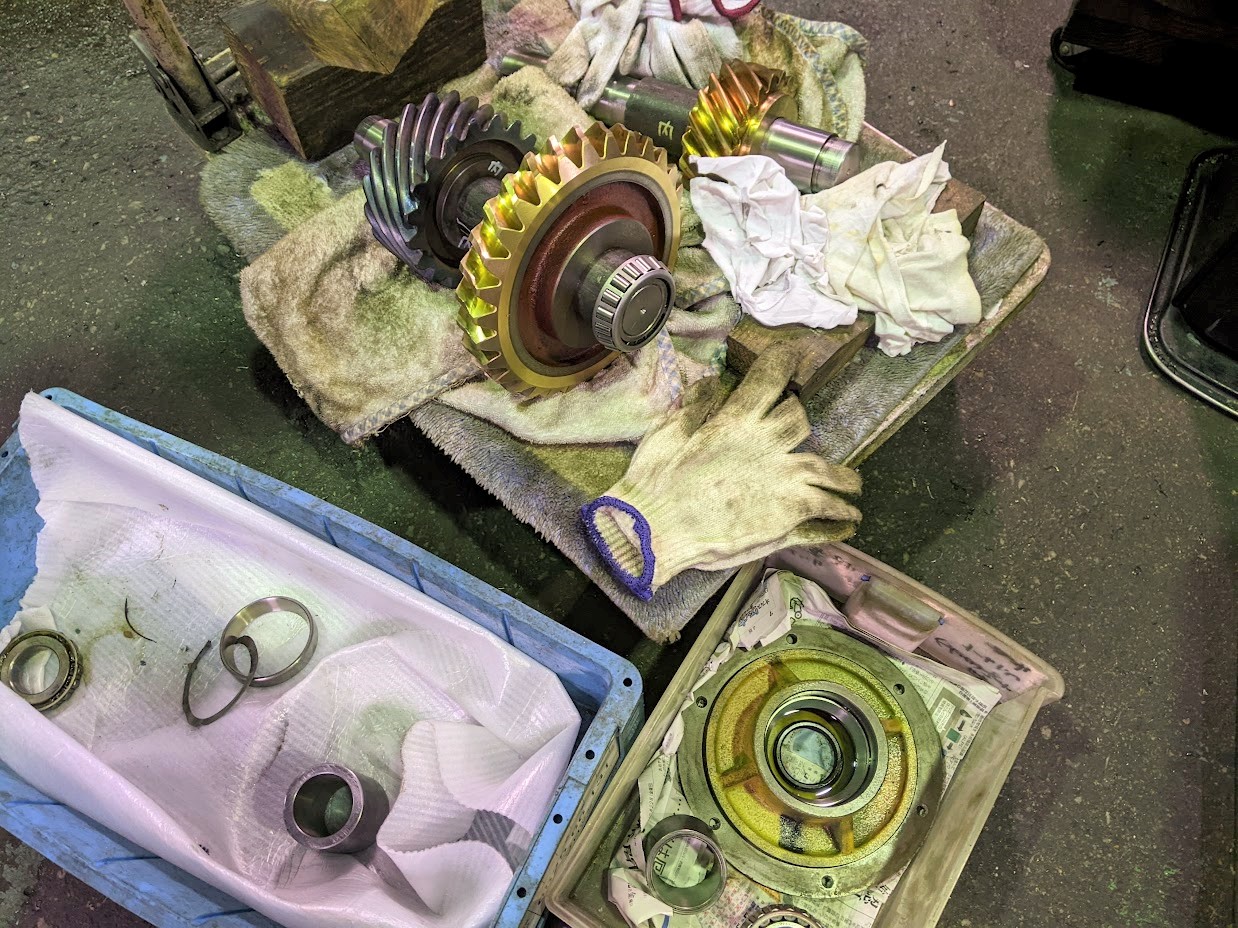 新作したネジ歯車を減速機に組み戻します。