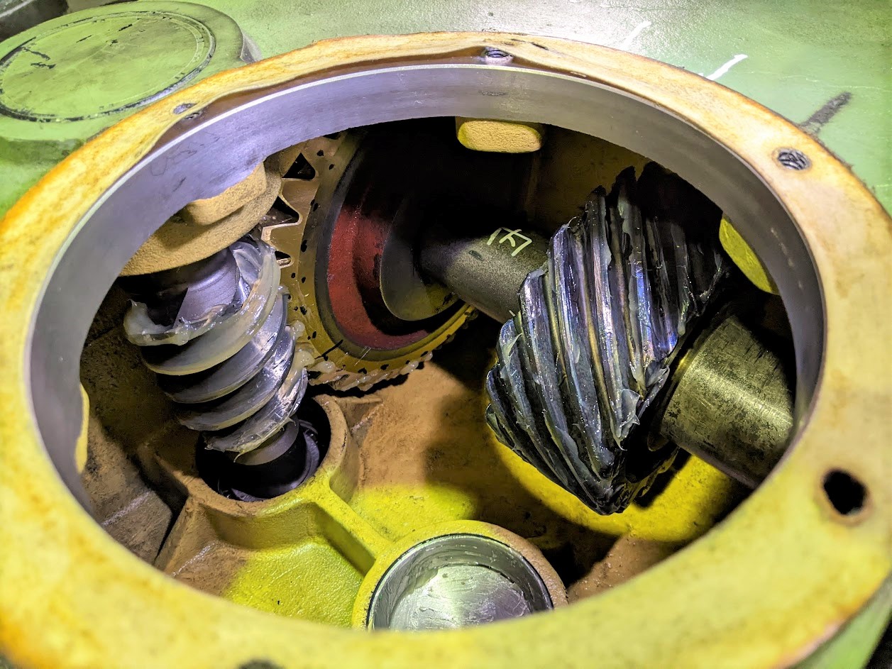 減速機の中でネジ歯車がうまく嚙み合ってくれることを祈ります！！