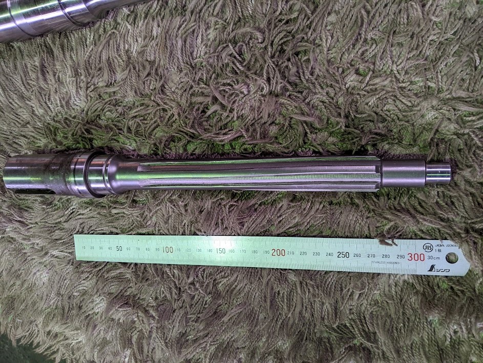 ベーンポンプの軸が曲がっていてポンプが使えないため軸を新作。