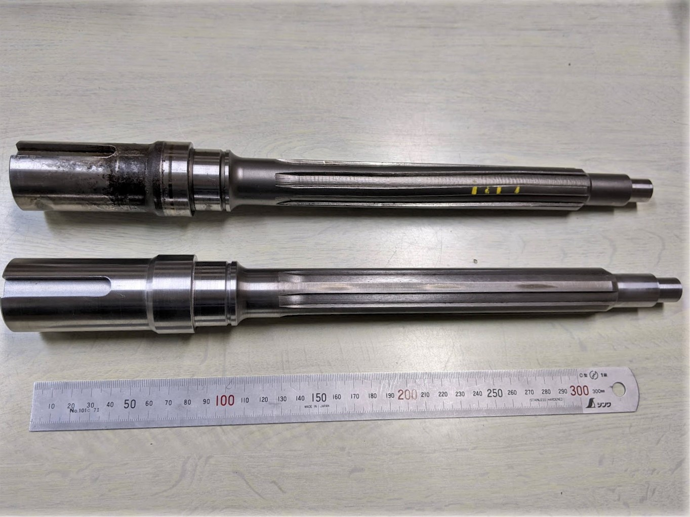 ベーンポンプの軸を丁寧に製作。