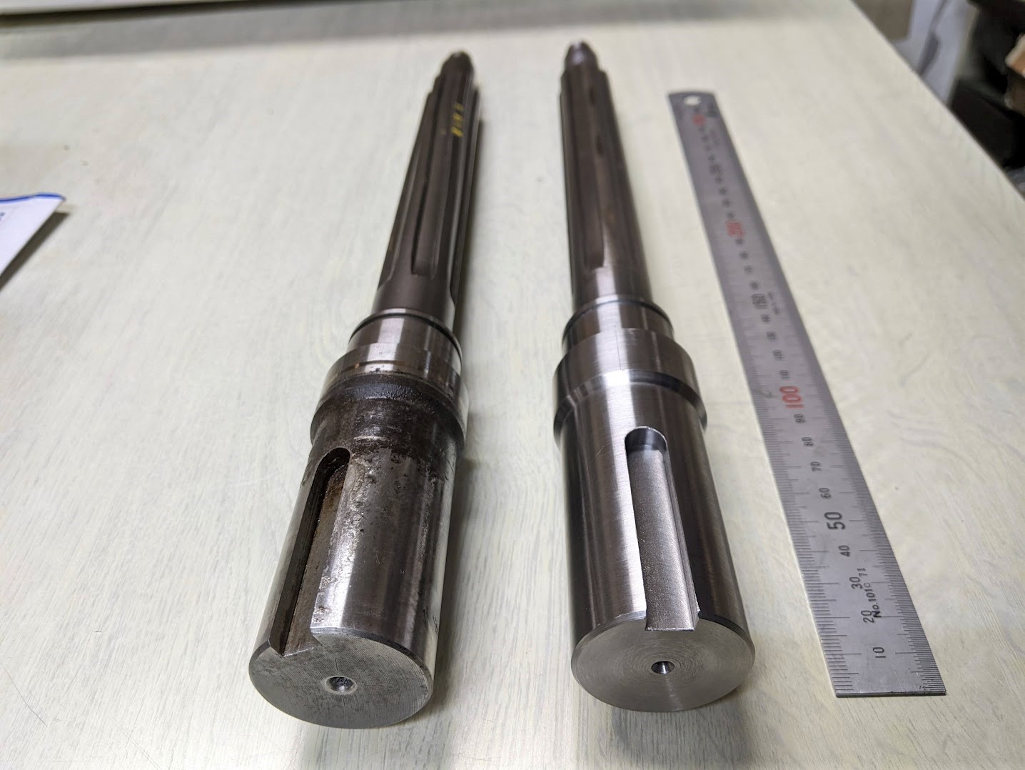 特殊なベーンポンプの軸を新作。スプライン加工、高周波焼入、硬質クロムメッキも実施。