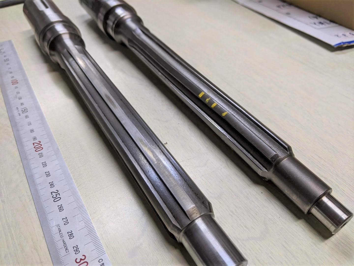 刃物を製作してベーンポンプ軸のスプライン加工実施。他にも硬質クロムメッキや高周波焼入を実施。