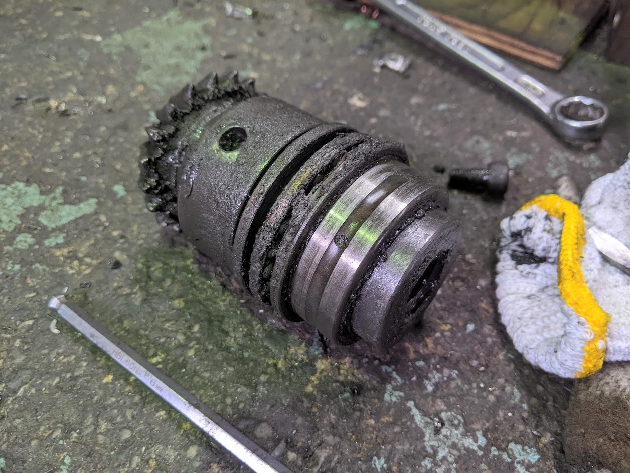 昇降装置に使われている歯車が入る軸受に使われていたベアリングが特殊なニードルベアリングでした。