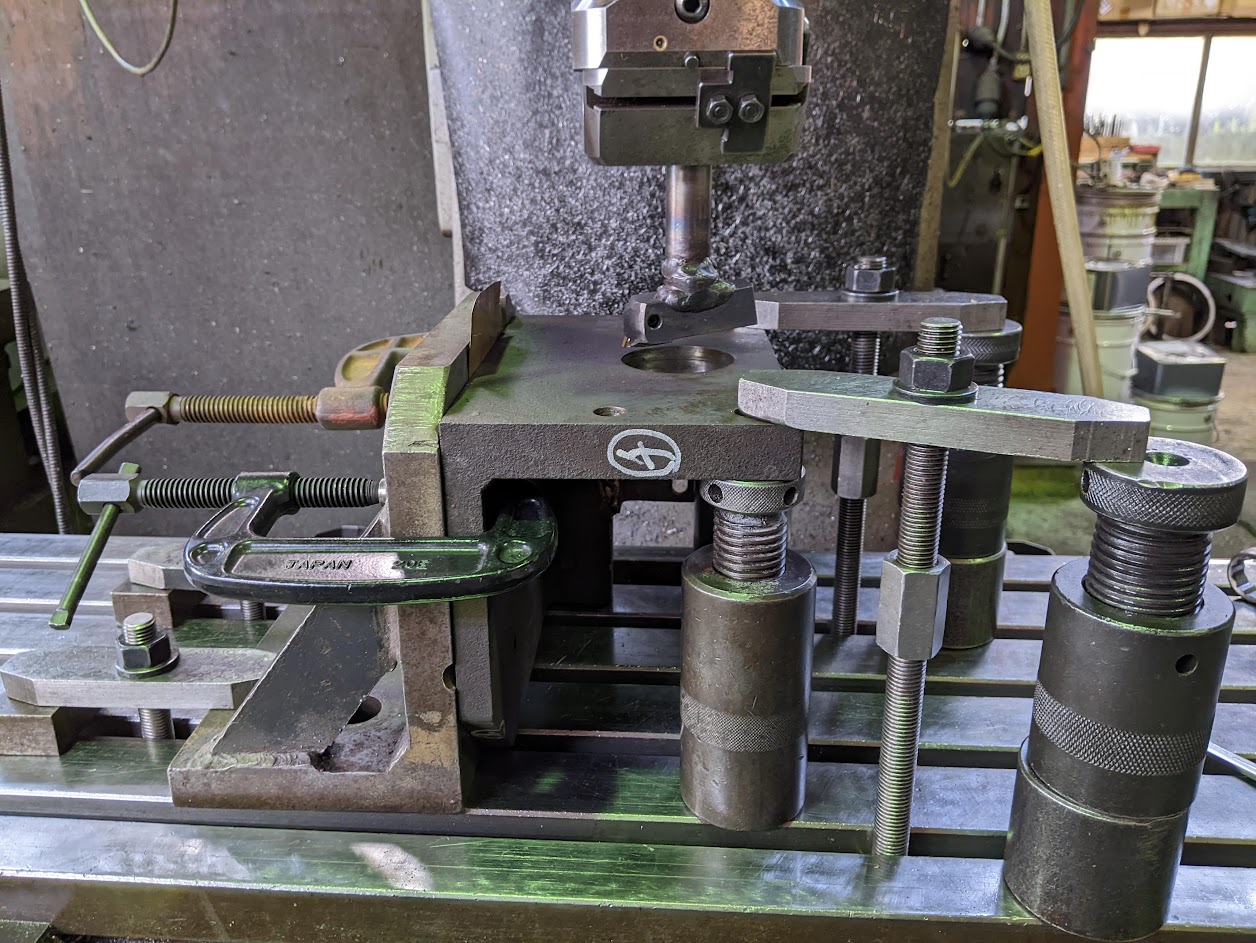 ロールベンダーの上下昇降装置改造で現物のブラケットを修正加工。