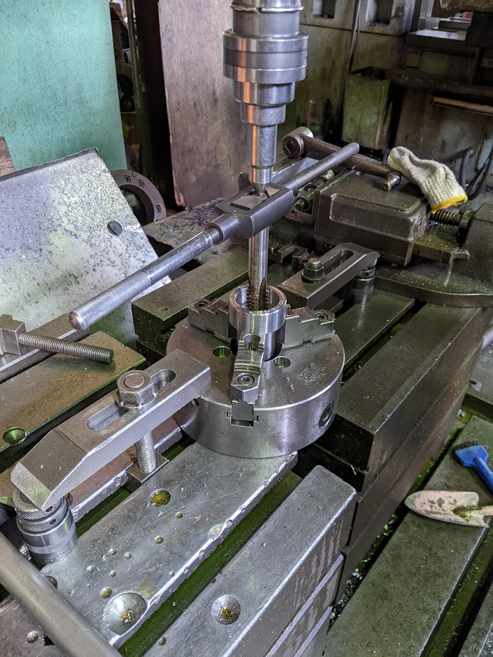 ロールベンダーの修理で改造設計して製作しているパーツの一つに台形ネジを立てます。右ネジと左ネジ。