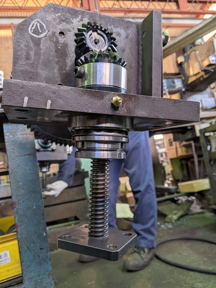 ３本ロールベンダーの上ロール上下装置修理も最終組立て工程に入ります！