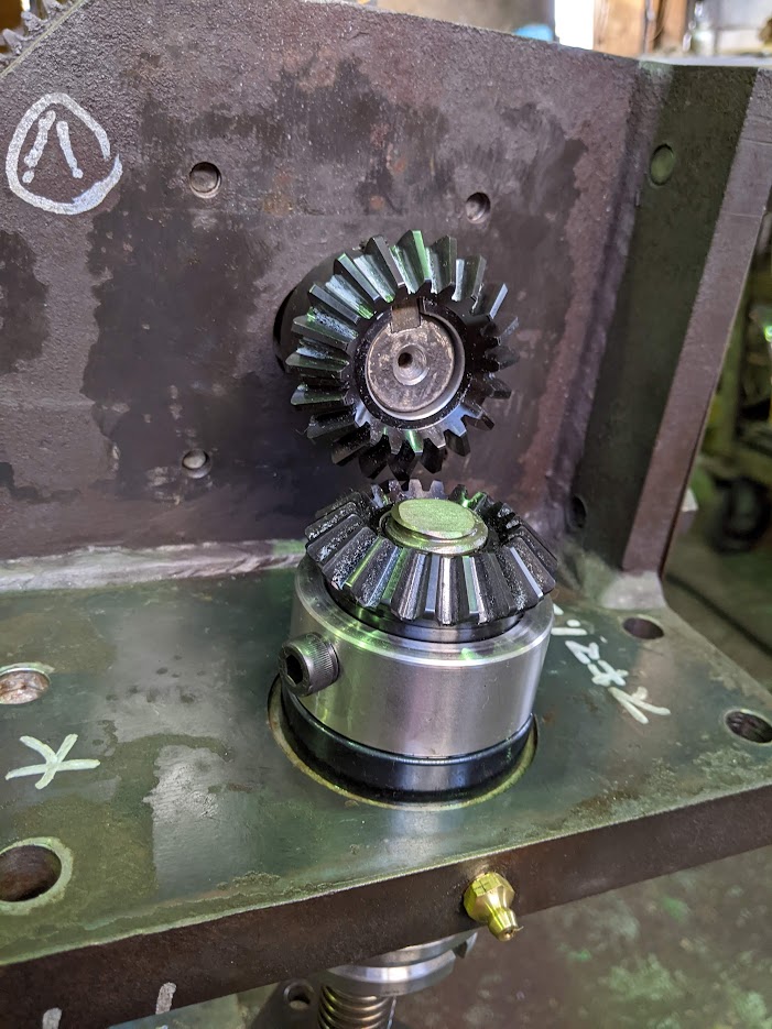 加工した新作マイタ歯車もキレイに噛み合ってくれています。