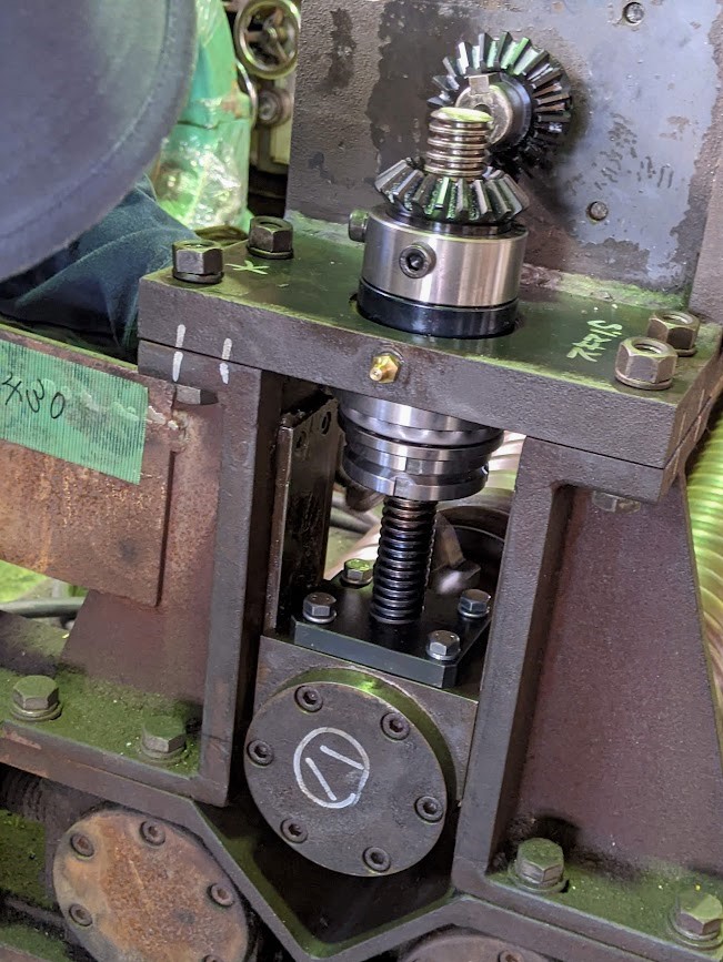 ３本ロールベンダーの上ロールに新作設計して製作した装置を取り付け。