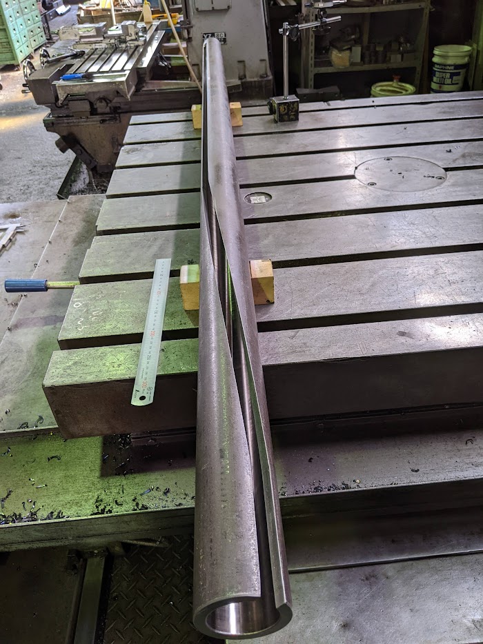 全長2mのパイプに螺旋状の溝加工を汎用フライス盤で実施