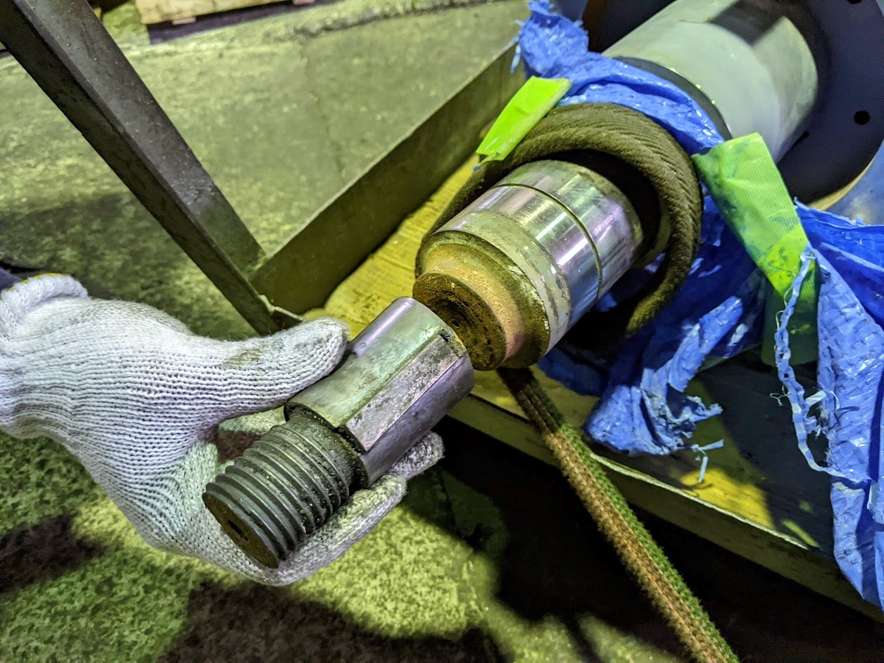 大型モーターのローター軸の軸端がキレイに折れて使えない状態になっていたので新品軸を製作して軸を抜き替える修理を実施。