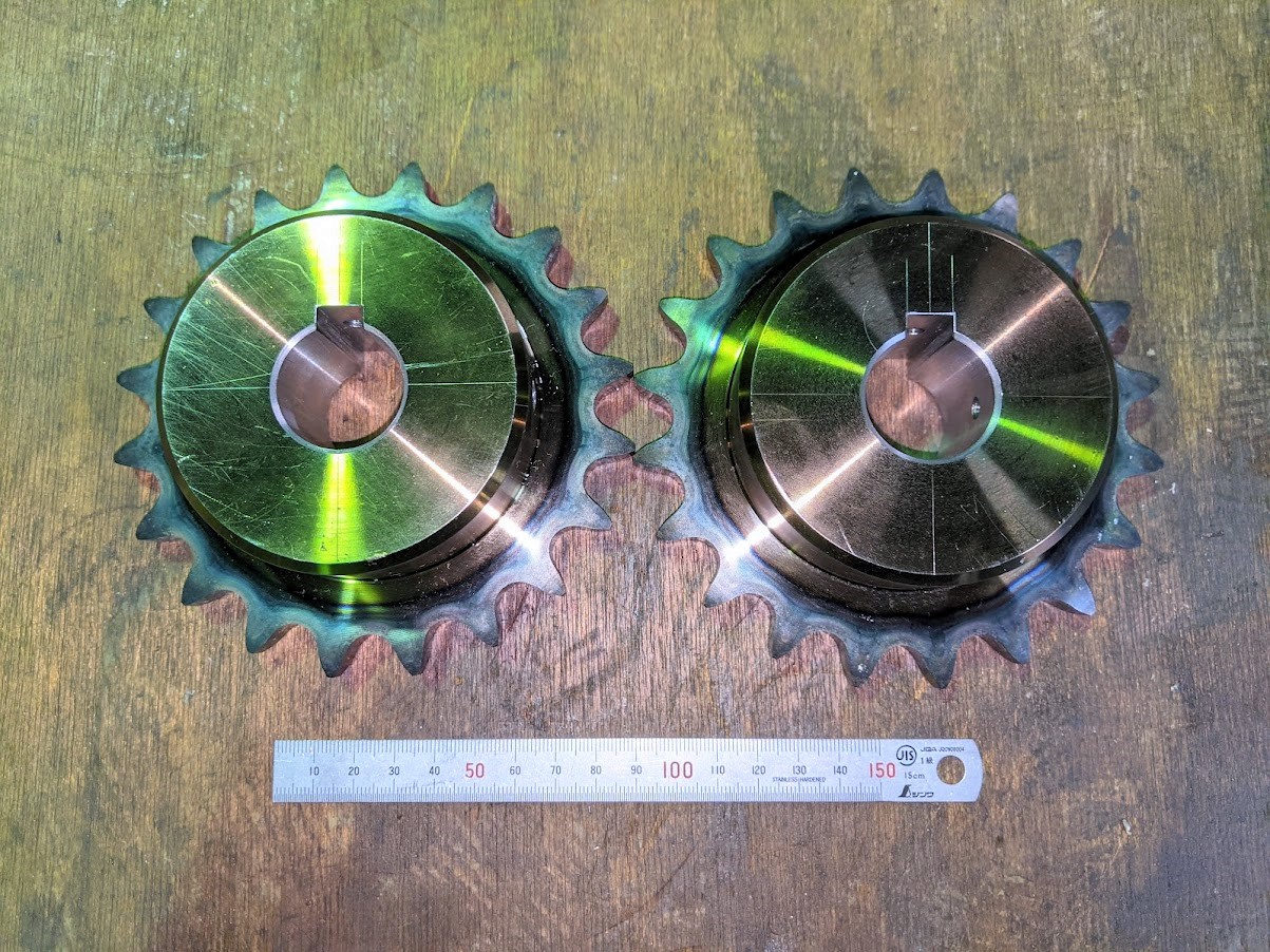 専用に改造したやといを使ってブローチ盤でJIS規格外のキー溝で加工されたスプロケット。