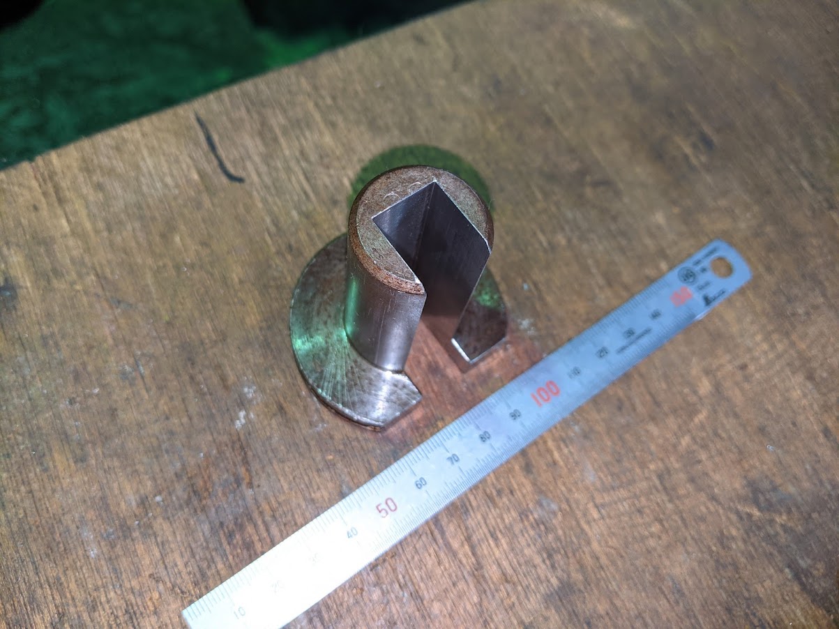 ブローチ盤でJIS規格外のキー溝を加工する為に改造したやとい。