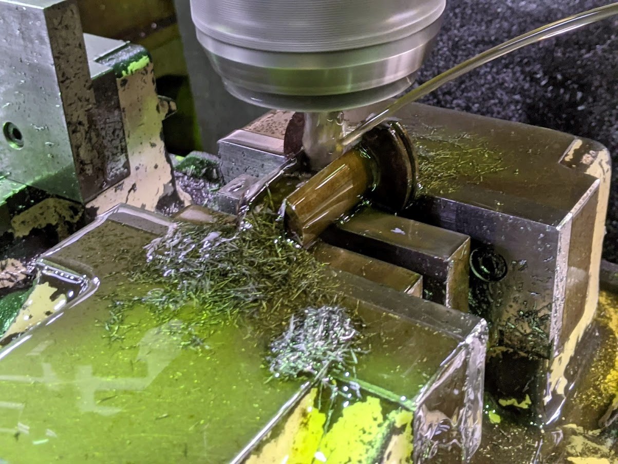 フライス盤でエンドミルを使ってやといの溝幅を修正加工。