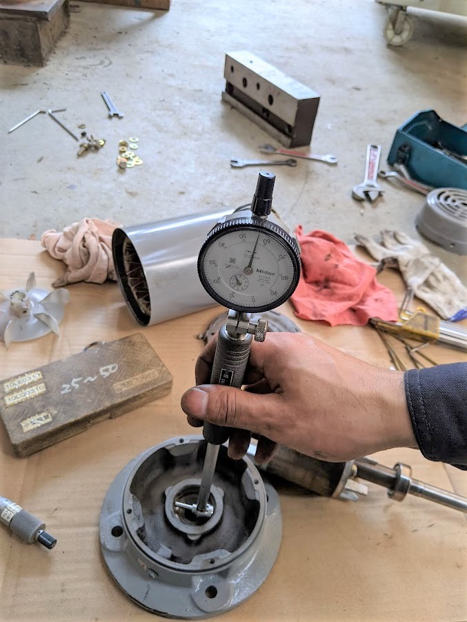 モーターのベアリングケースを測定すると内径がかなり甘くなっていることが数字で正確にわかりました。