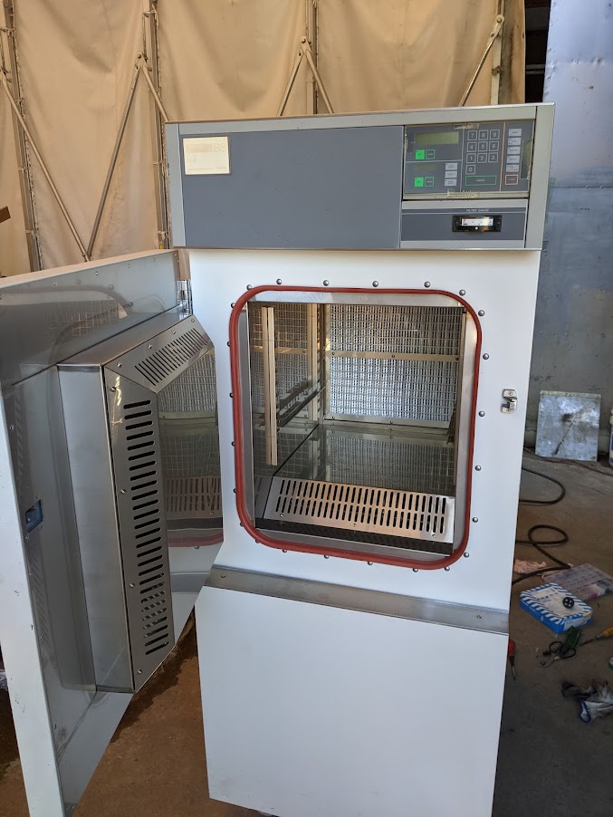 購入した無塵乾燥のDE-42は元々半導体関係の職場で使用されていただけあって状態はかなりキレイです。