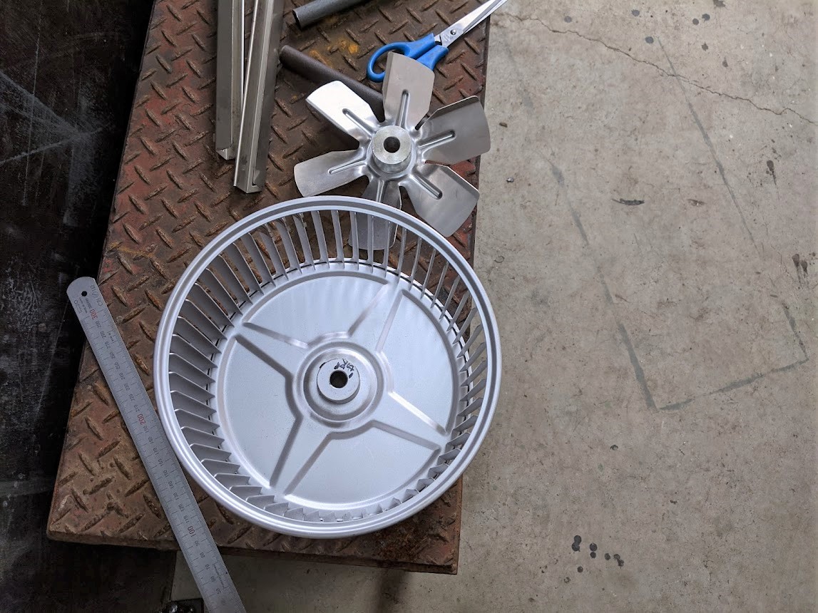 取り外した恒温乾燥器の送風ファン。特別な損傷は見られません。