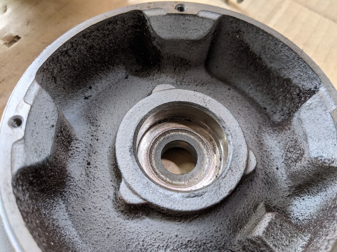 モーター修理あるあるの一つで『ベアリング穴の消耗』がここでも起きていました。