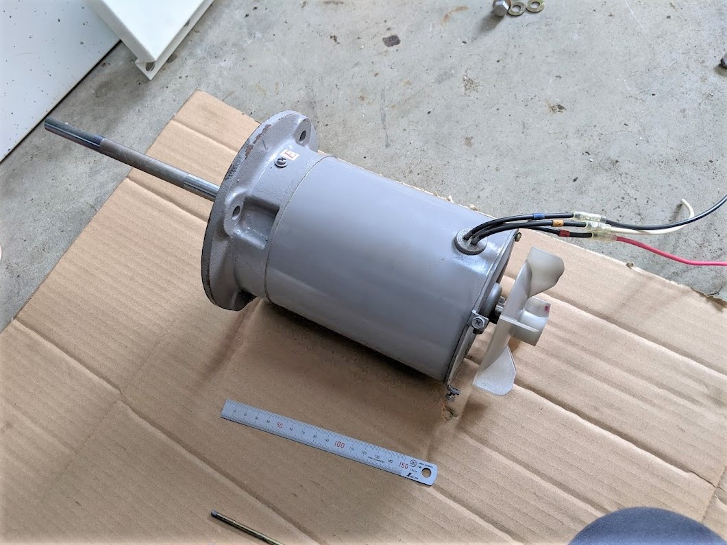 特殊なモーターを取り外して分解開始！