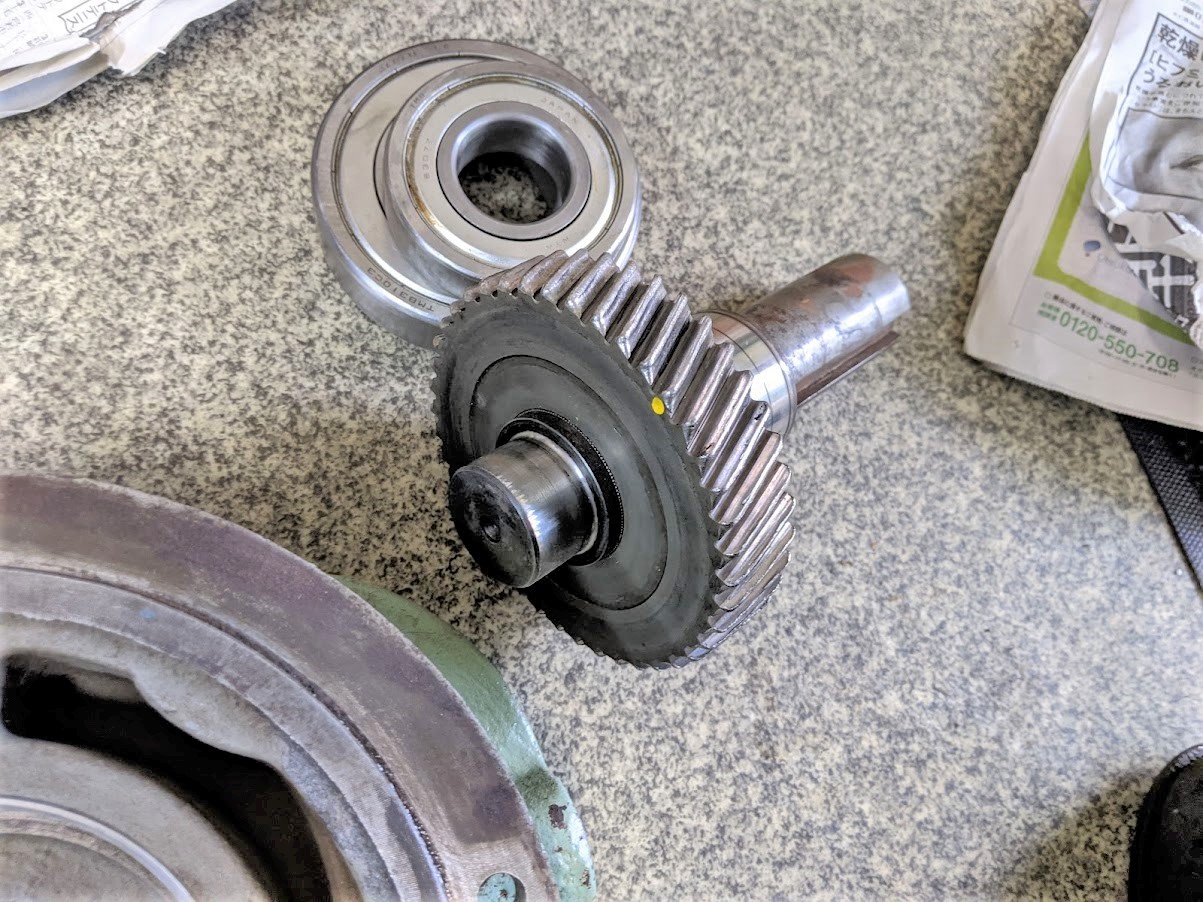 今回現物をスケッチして製作する軸付き歯車。はすば歯車。