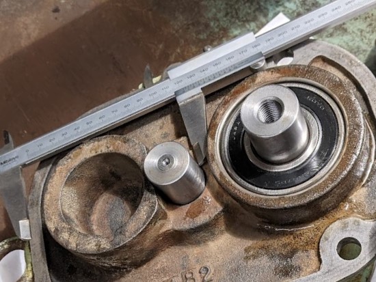 ギアボックスにダミー材を入れ込んで歯車同士のピッチを製作に測定。