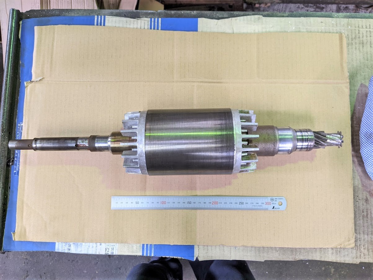 モーターの心臓部。回転子を焼き嵌めしたモーター軸。