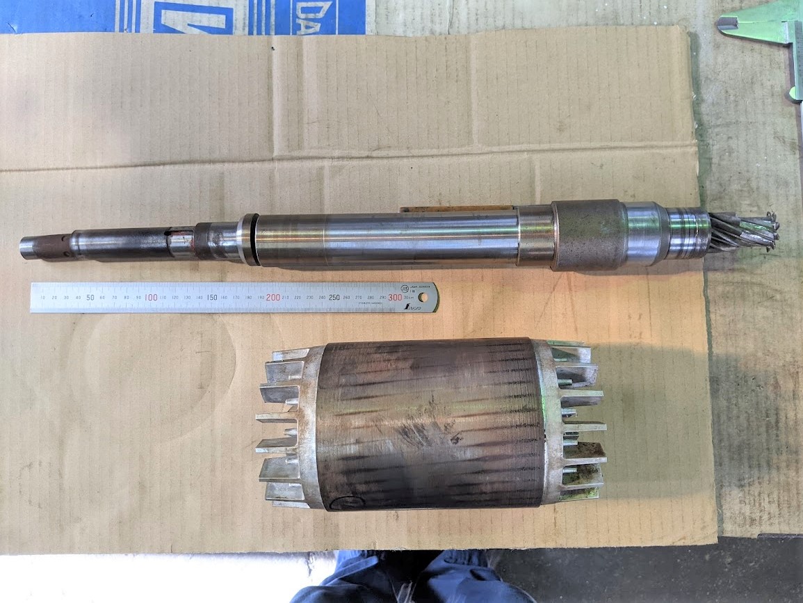 モーター軸を軸と回転子に分解。油圧装置で分解対応しましたがめちゃくちゃ大変でした。