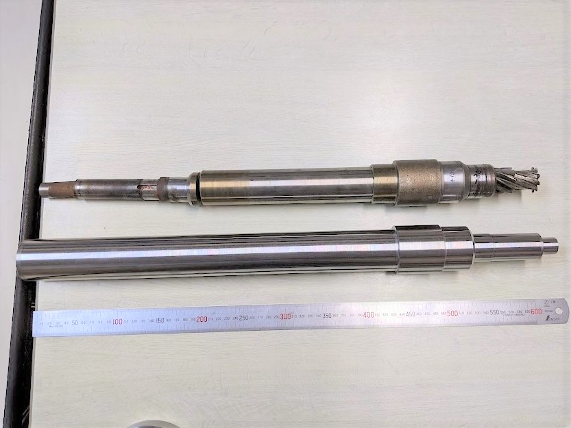 モーター軸のヘリカルギア歯切り前加工。