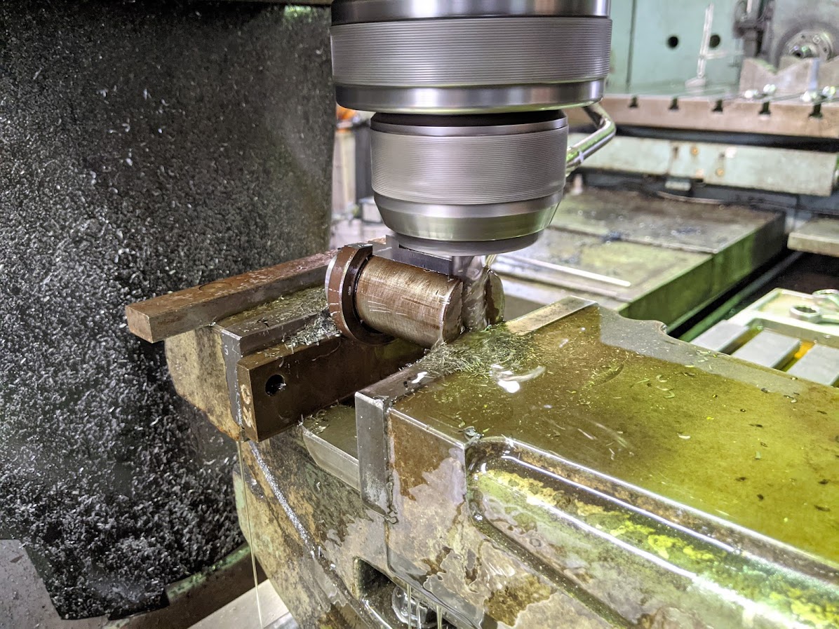 フライス盤に角度バイスを乗せてブローチ加工用のやといを製作。