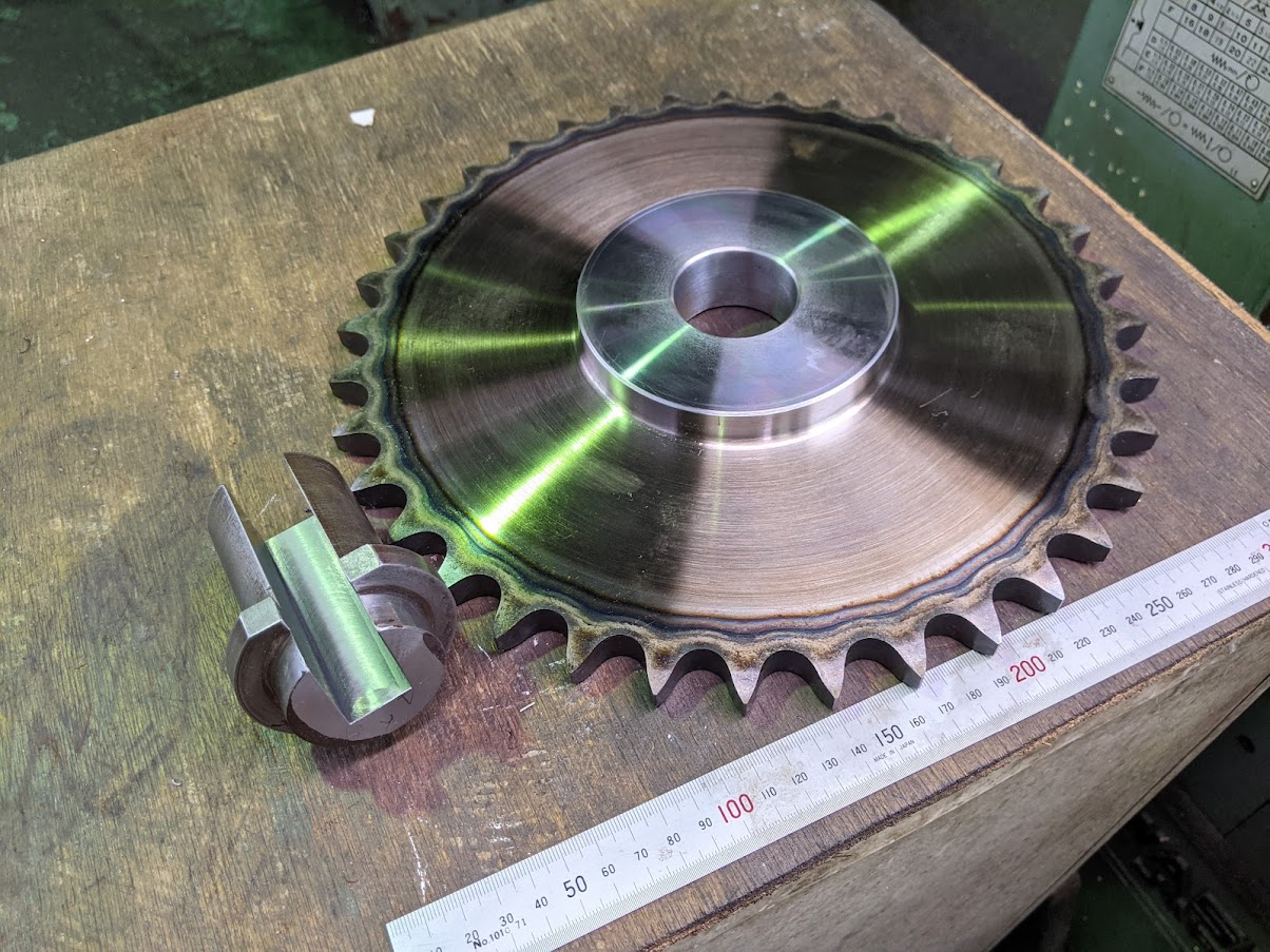 標準B型スプロケットに勾配キー溝加工をするためのやといを製作。