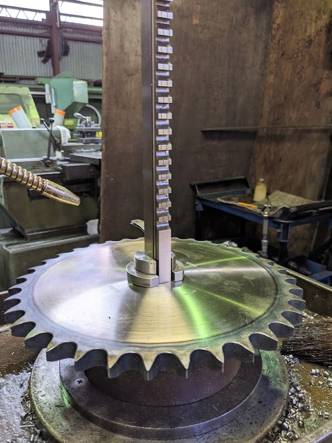 ブローチ盤に標準B型スプロケットとやといをセッティングして勾配キー溝加工を実施。