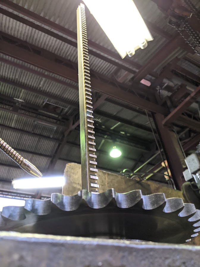 キー溝加工を行う為のブローチの刃は１ｍの長さがあります。