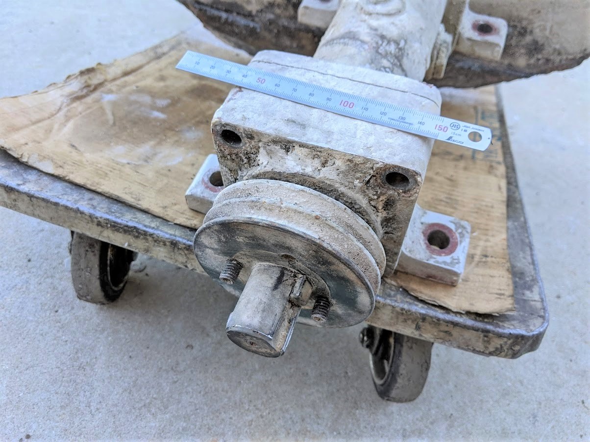 軸受はオイルだまりがあるタイプで、プーリーはブッシュ入りの物でした。