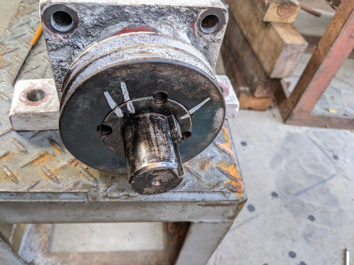 修理の基本である『掃除』をして全体をキレイにします。