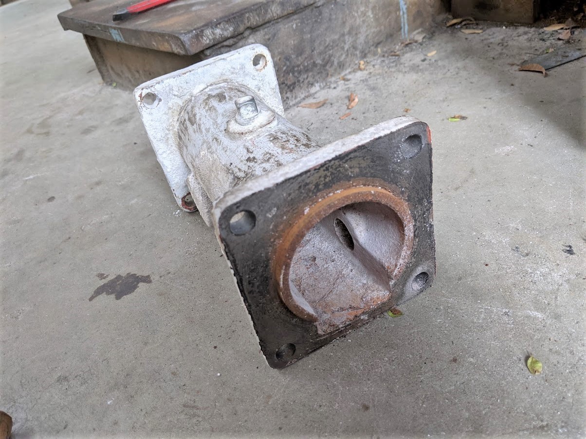 古いタイプの軸受で、中央のオイルケースを両サイドの軸受でサンドイッチして使用していたようです。