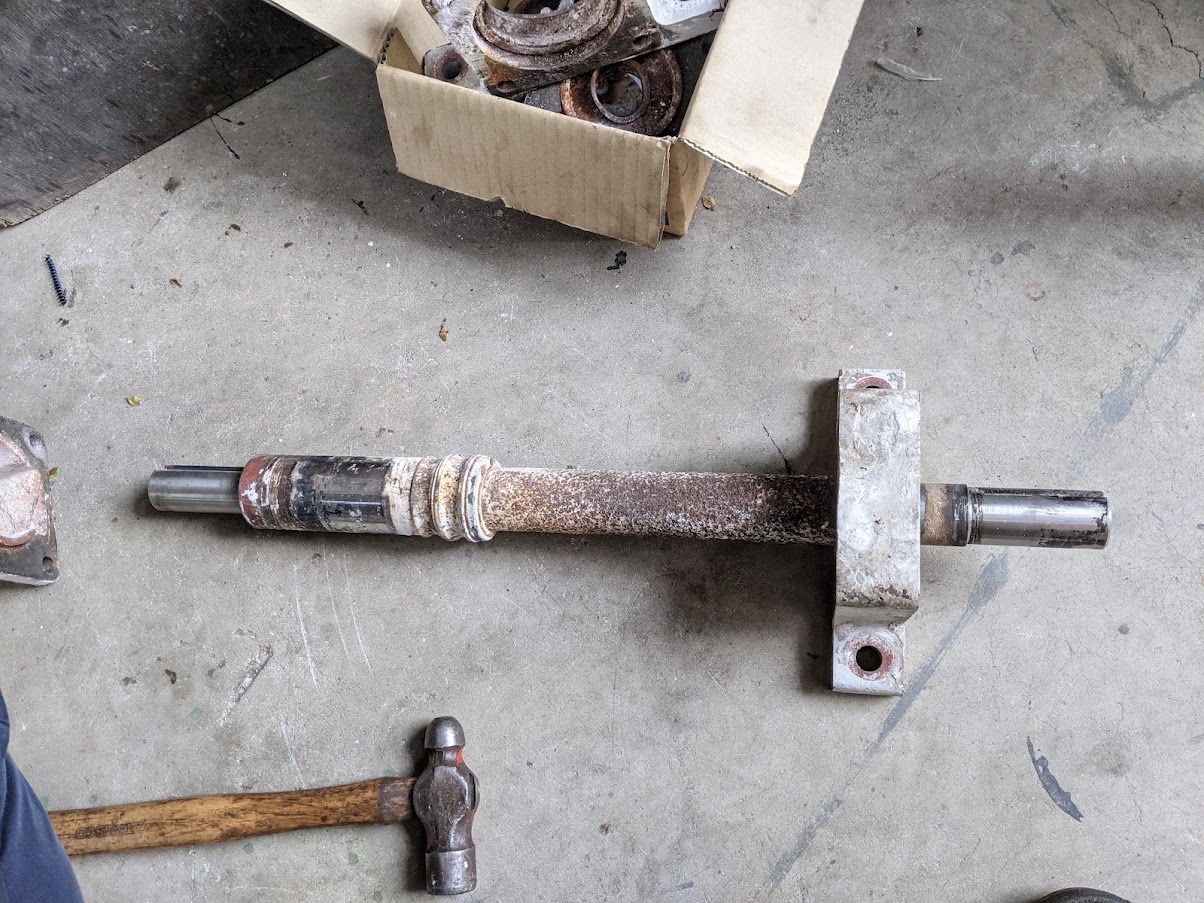 集塵機のファンの軸。軸自体よりもベアリングが酷く損傷していました。