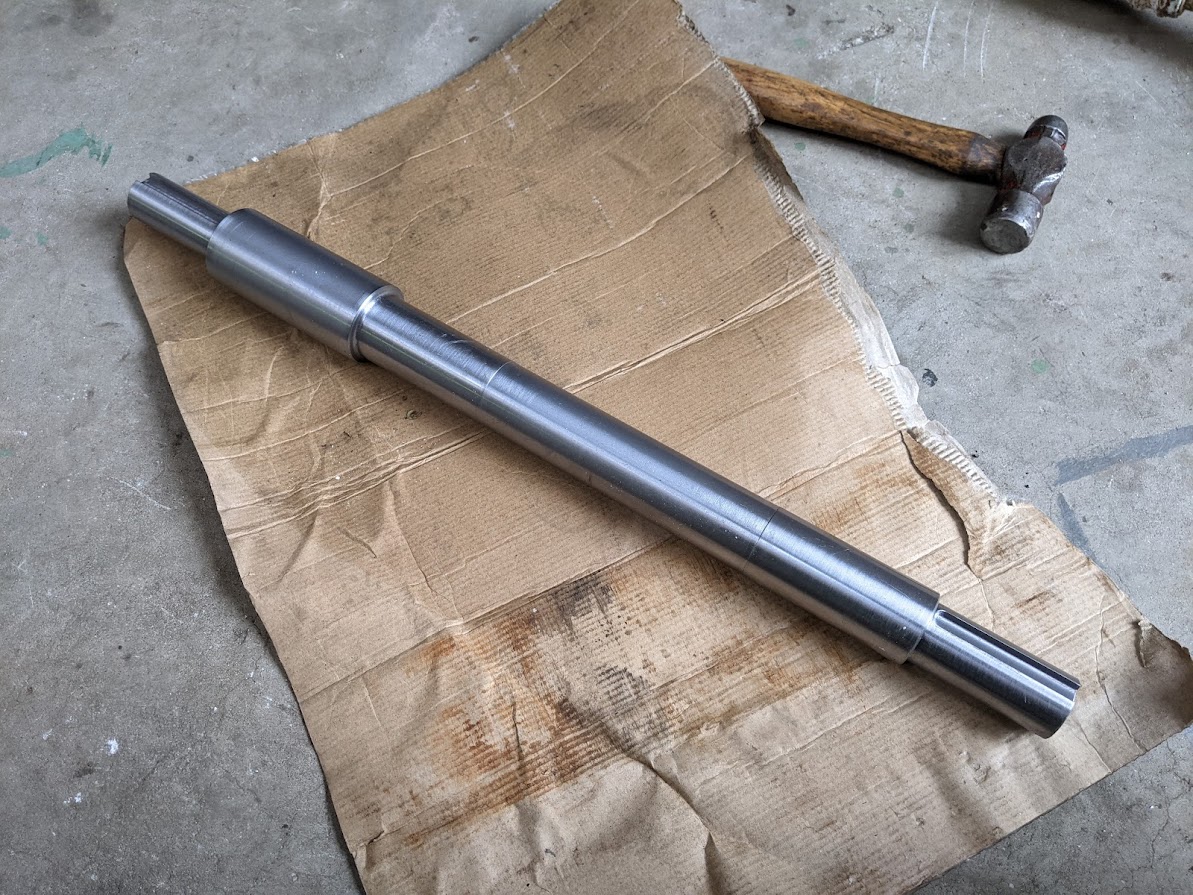 集塵機のファンの軸をスケッチ図を元に製作。