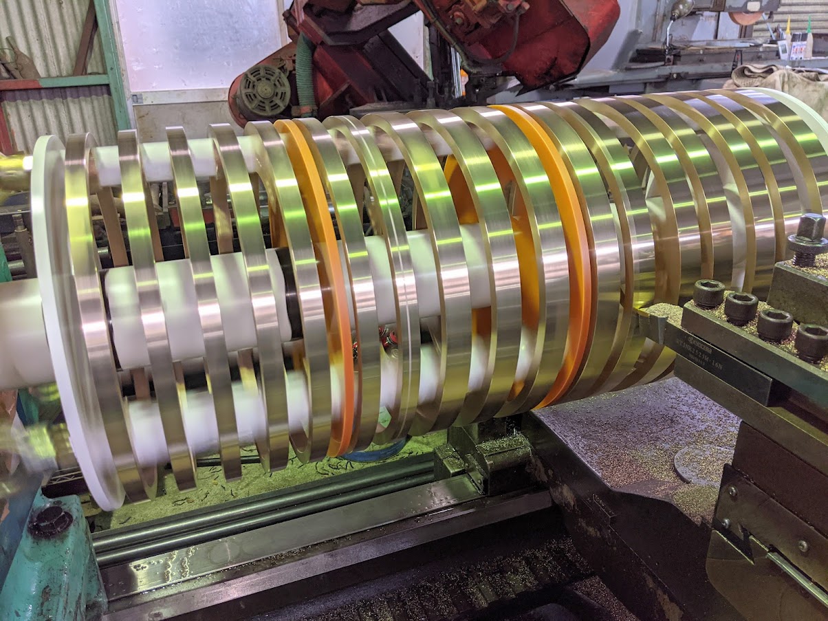 集電をするスリップリング外径を組み立て後に仕上げ加工。