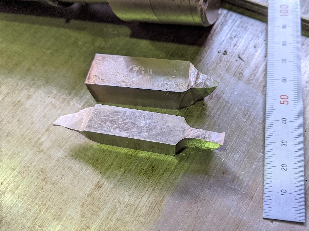 完成ハイスを自分で両頭グラインダーを使って手砥ぎでバイトの形を決めます。