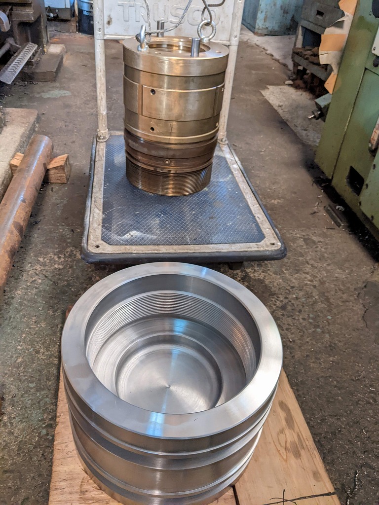 支給された砲金のロッドをピストンに組み込んだところ、ネジ合わせは完璧で一発でスムーズに組めました!