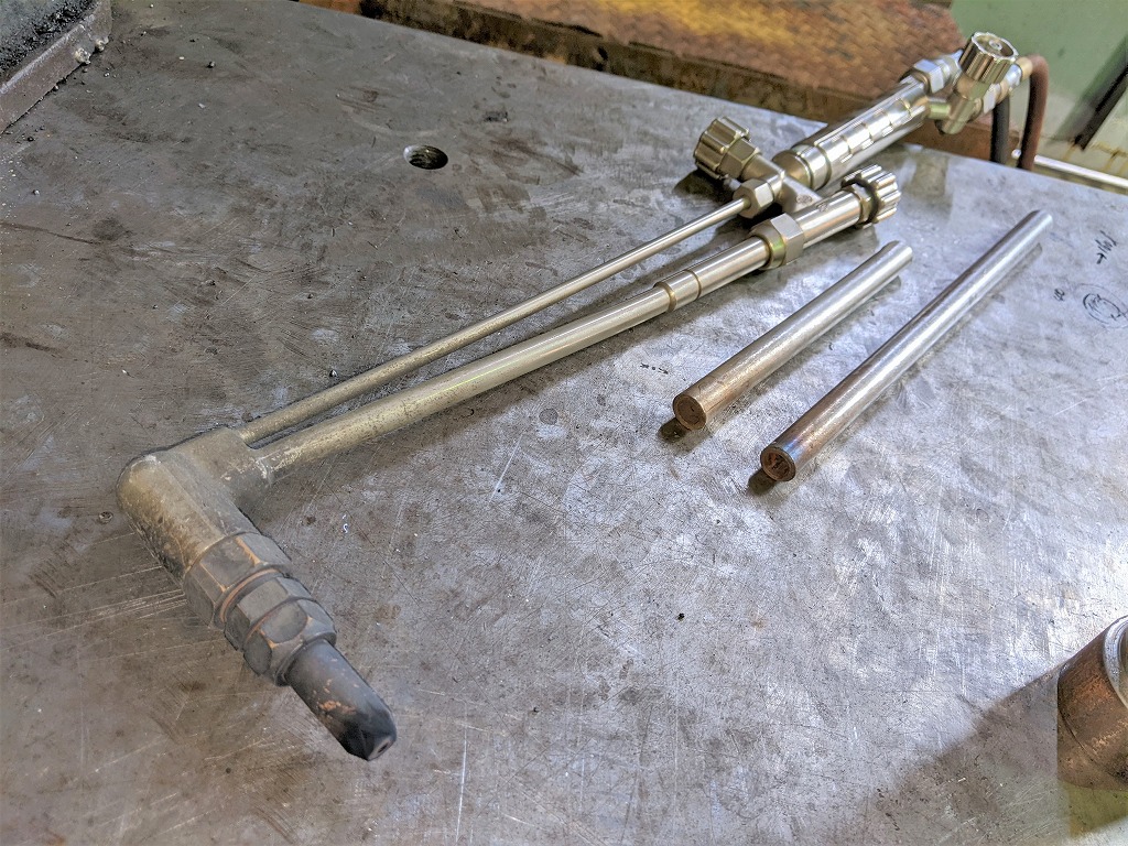 ガスバーナーを上手く使って手作業で鉄筋を丸形状に曲げていきます。