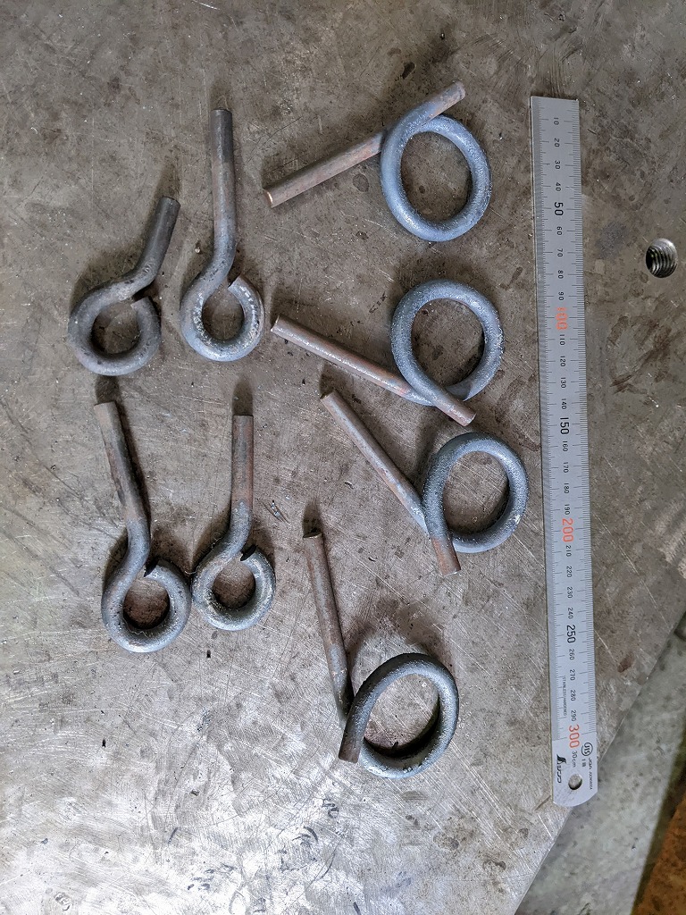 ガスバーナーを使ってなかなか良い感じに鉄筋が曲がりました。