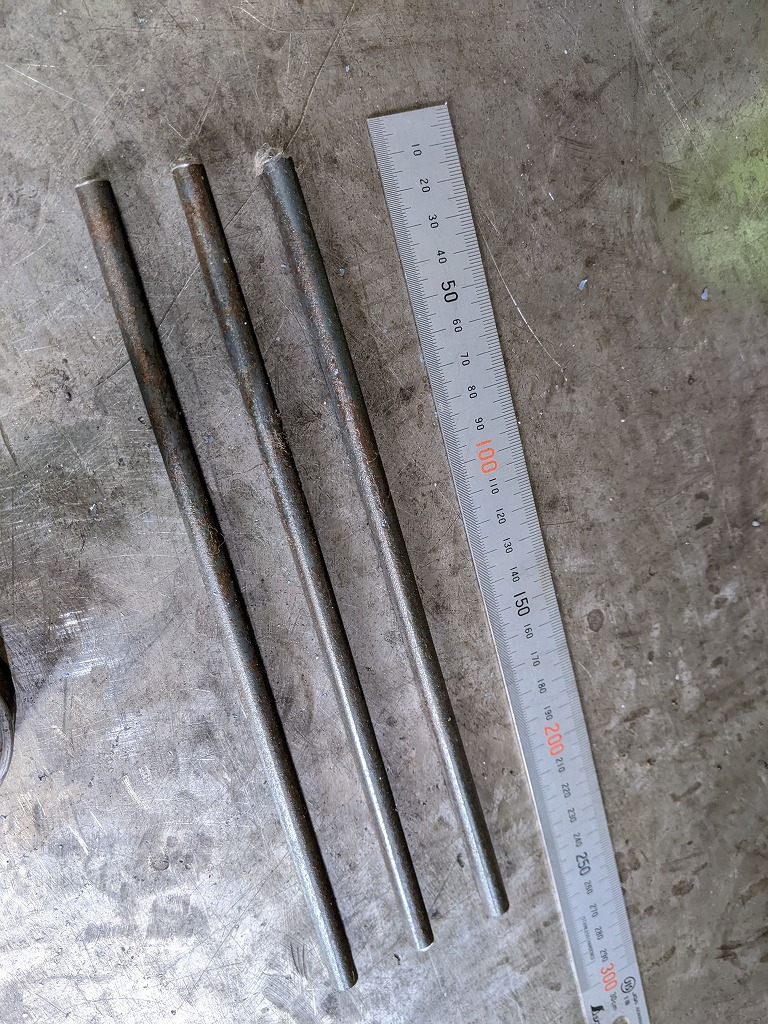 丸鋼を切断して丸形状に曲げます。