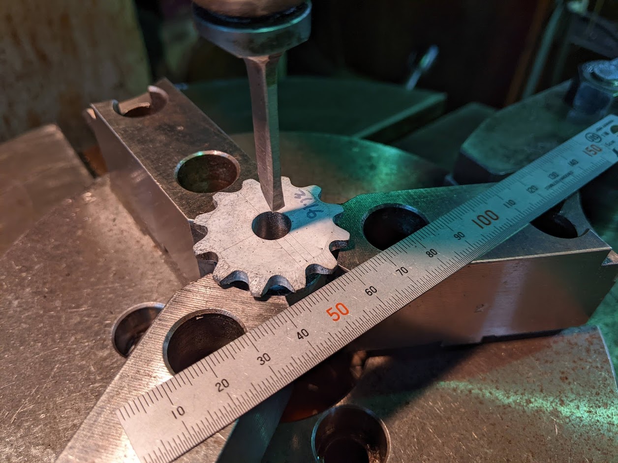 小さなスプロケットのスロッターでのキー溝加工は、切粉の量こそ少ないものの加工難易度は普通のサイズに比べて遥かに高いです。