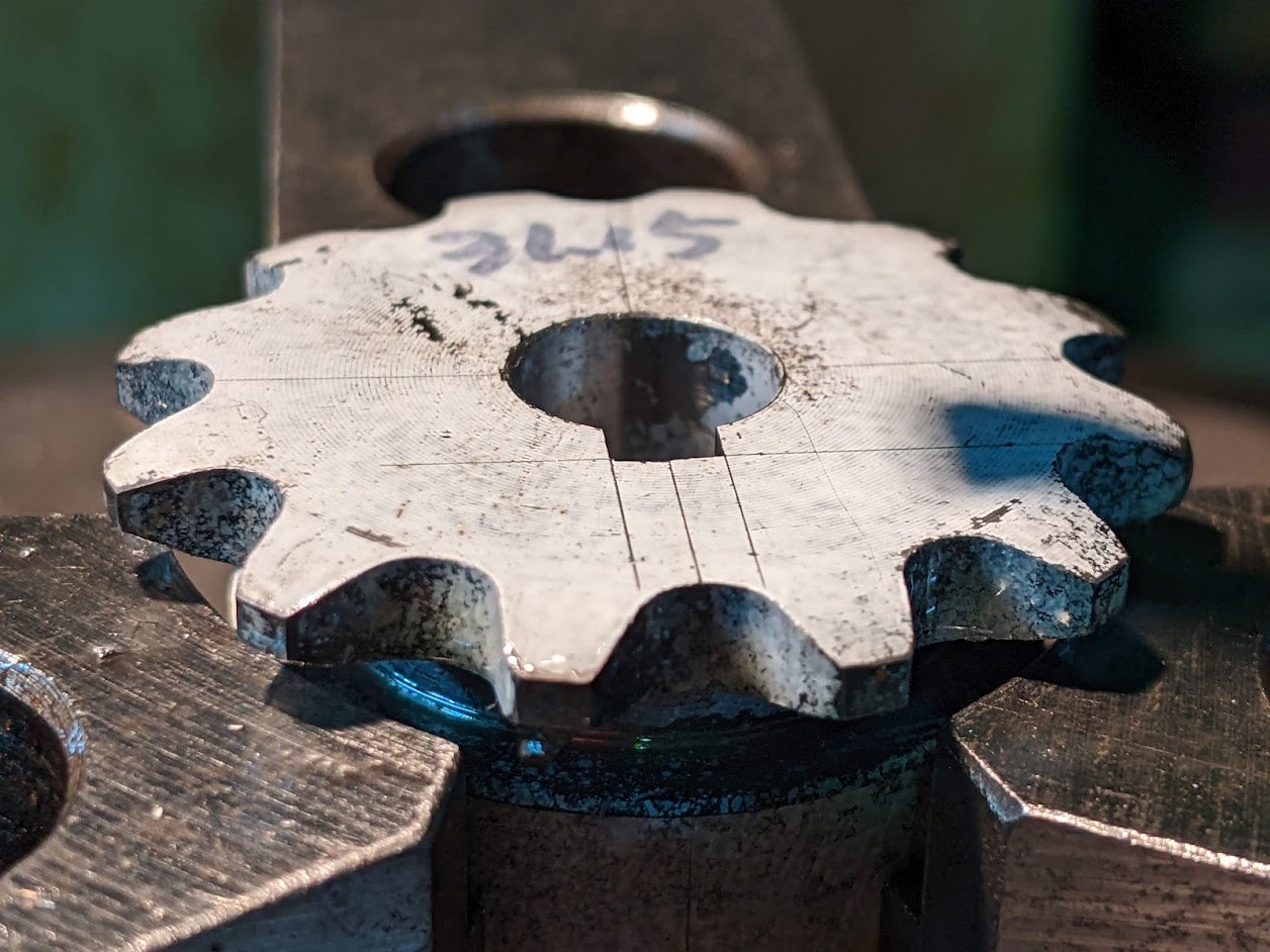 小さなスプロケットにスロッターで丁寧にキー溝加工実施。